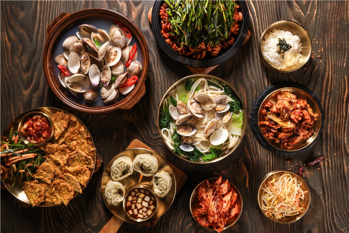 유복칼국수의 칼국수와 저녁 메뉴 한 상